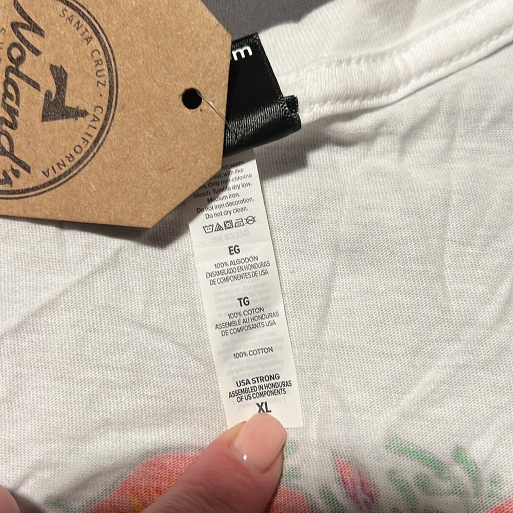 Santa Cruz women’s v-neck Tee - Picture 5 of 5